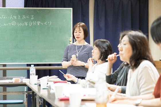 谷本あゆみ理事が、『百年自分史づくり』の講演会を、行っている様子